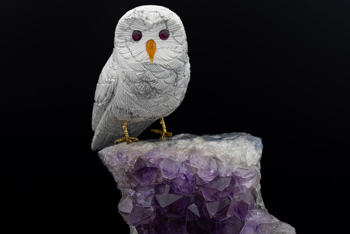 Howlite Owl with Amethyst Crystal Stand